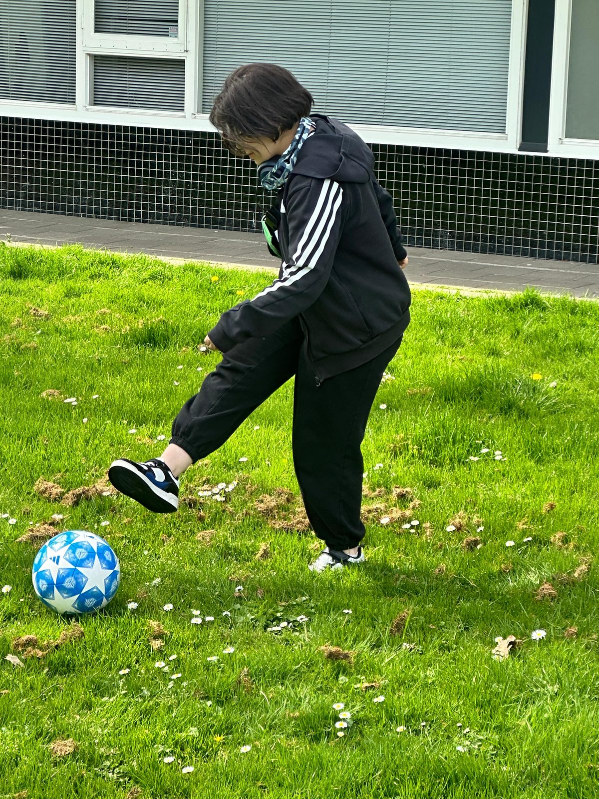 Talent voetbalt buiten op het gras